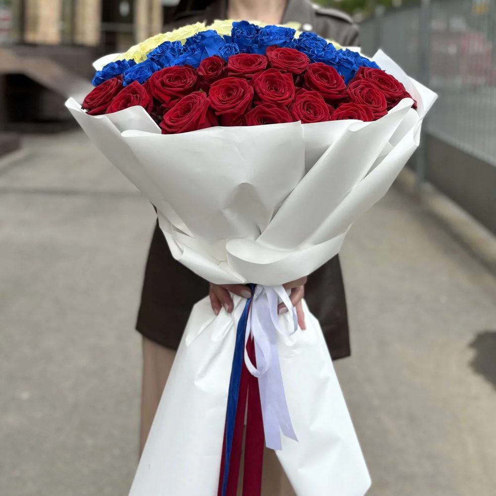 Букет из 51 розы в стиле Российского флага