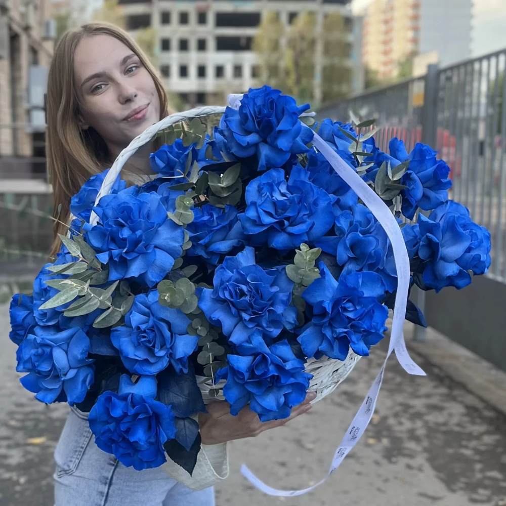Французская синяя роза в корзине 25 шт.