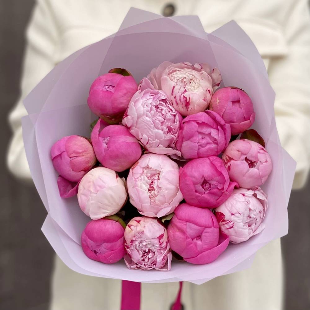 Букет из 15 разноцветных пионов