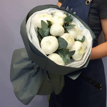 Букет из 11 белых пионов