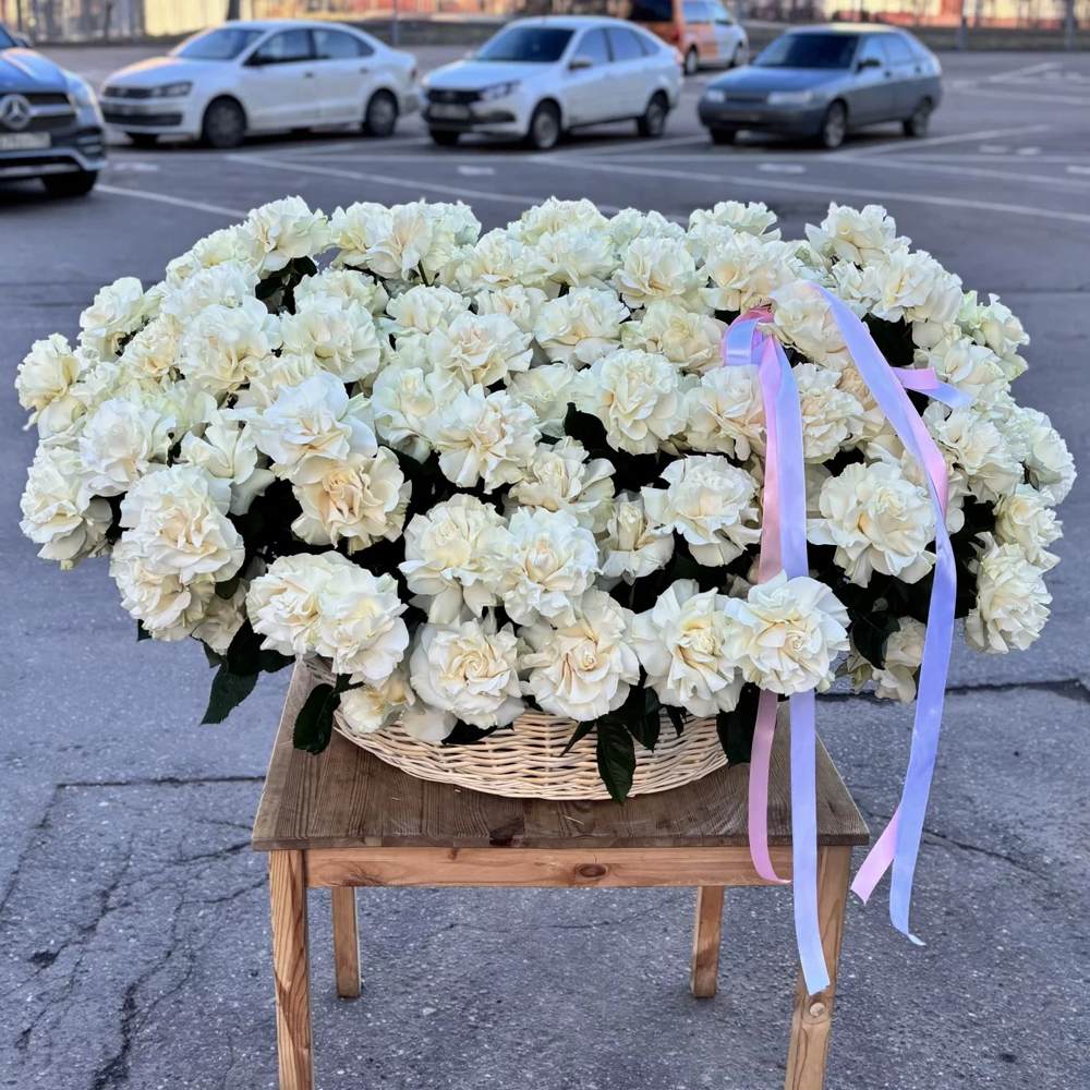 Французская белая роза в корзине 151 шт.