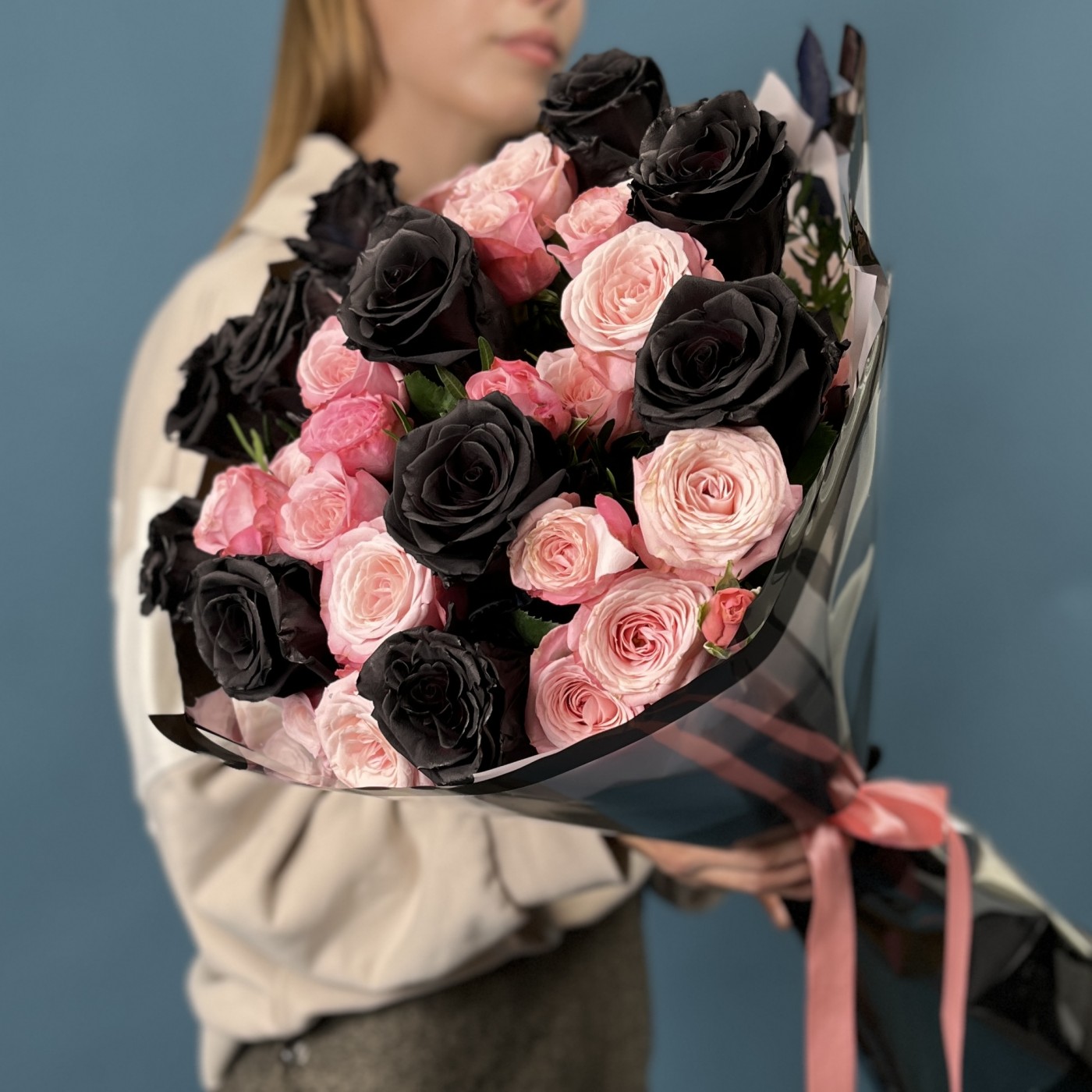 Черные розы и кустовые розы