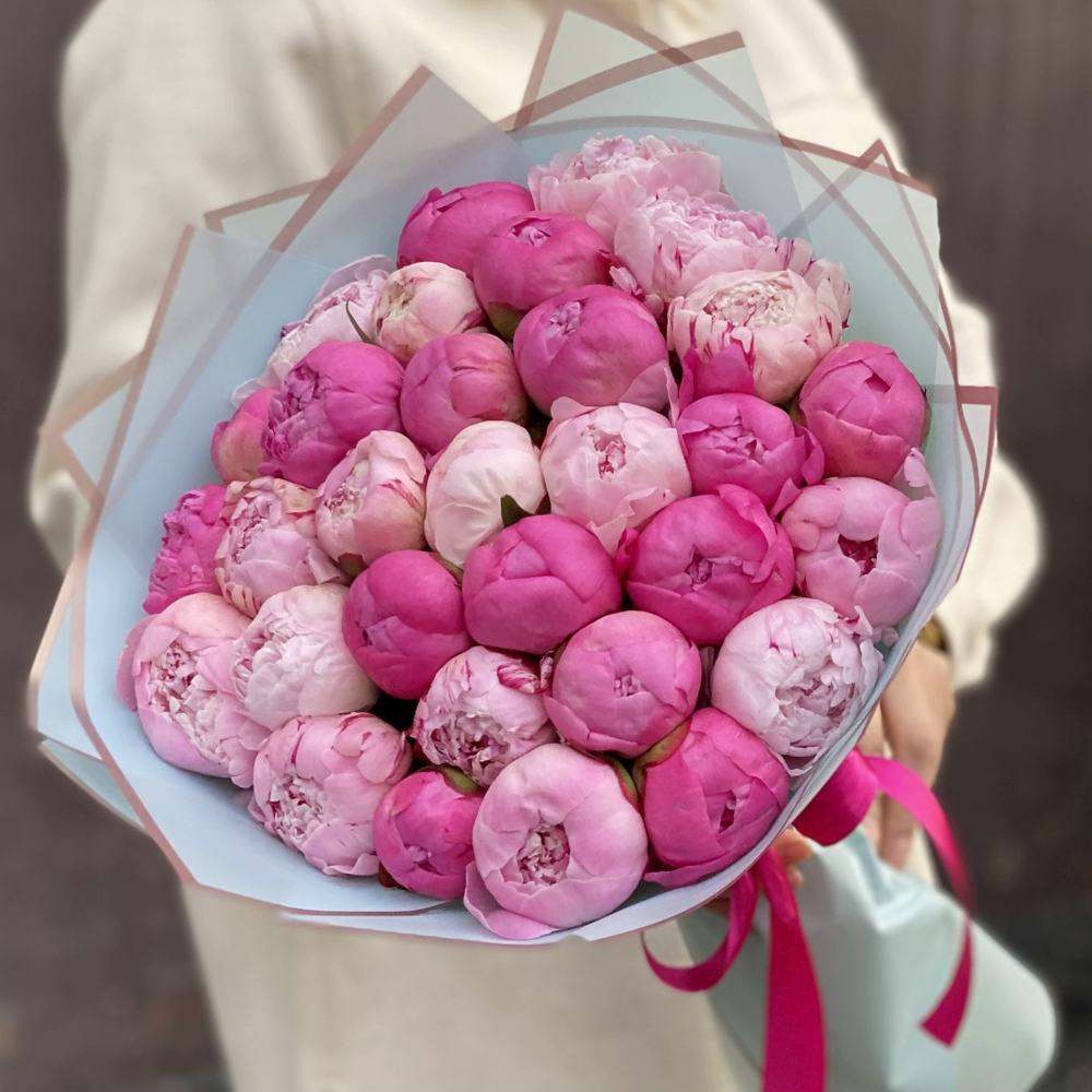 Букет из 31 разноцветного пиона