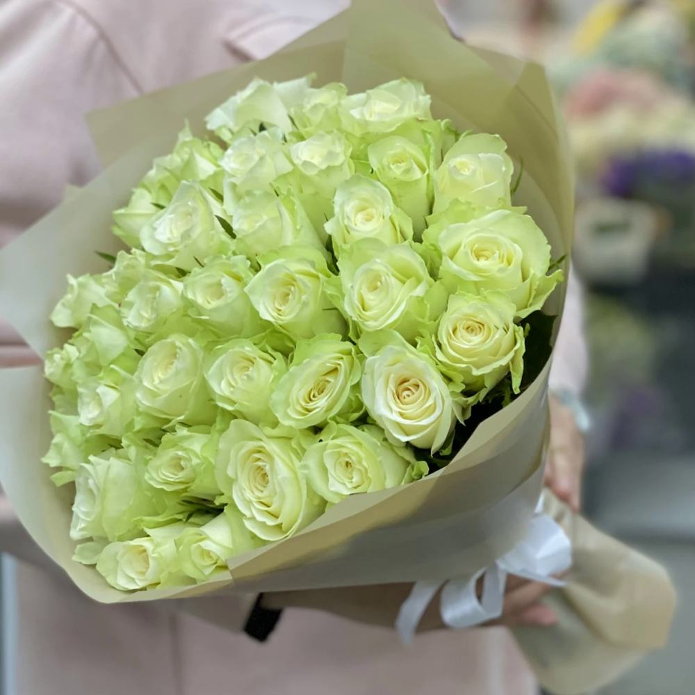 35 белых роз в крафте