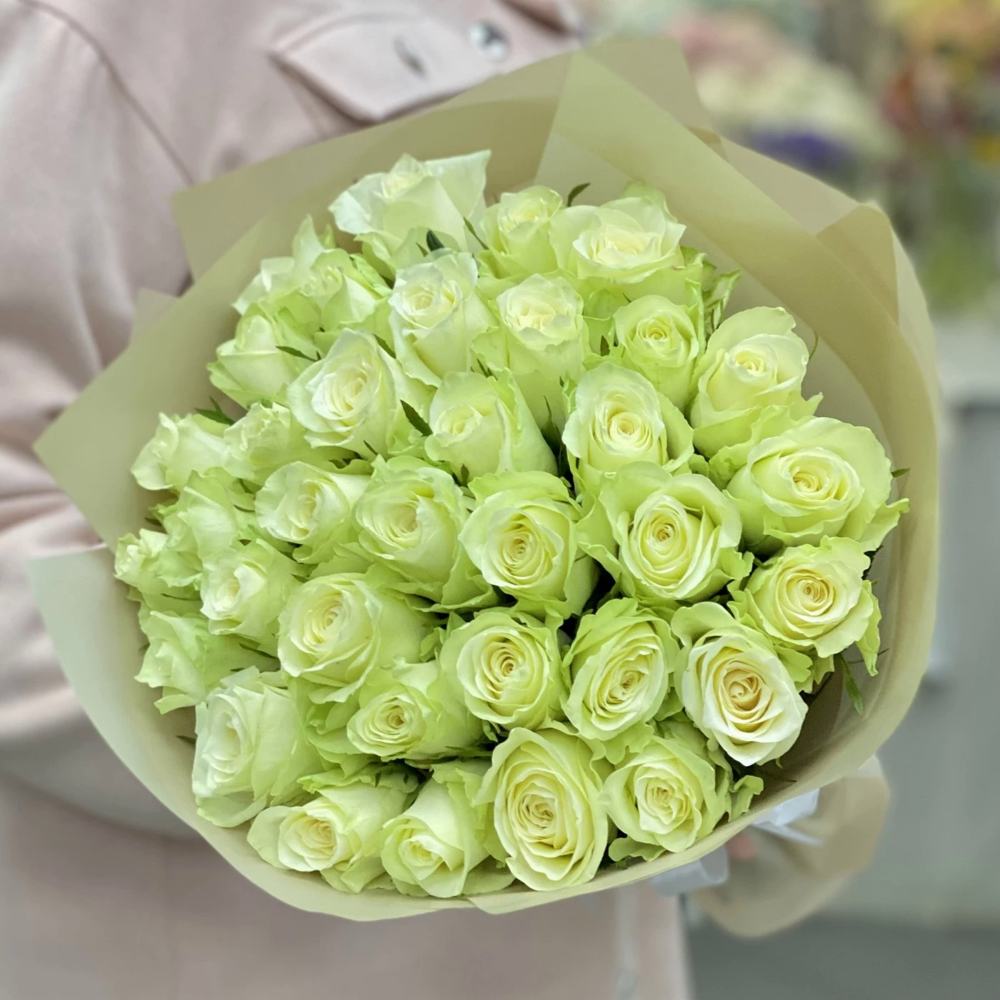 35 белых роз в крафте