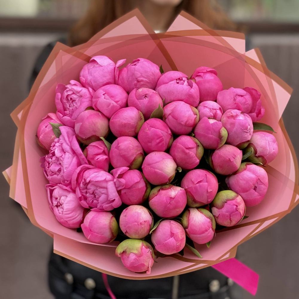 Букет из 35 розовых пионов