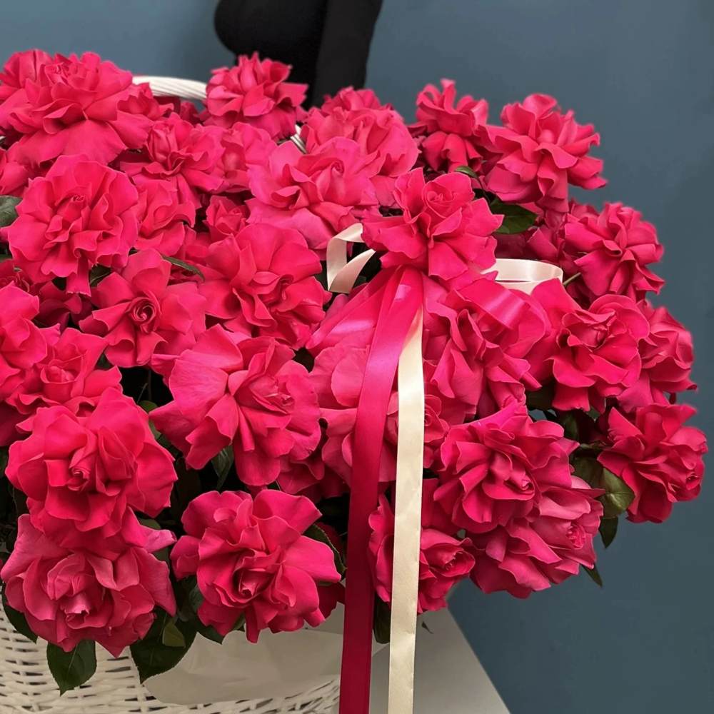 Французская малиновая роза в корзине 151 шт.