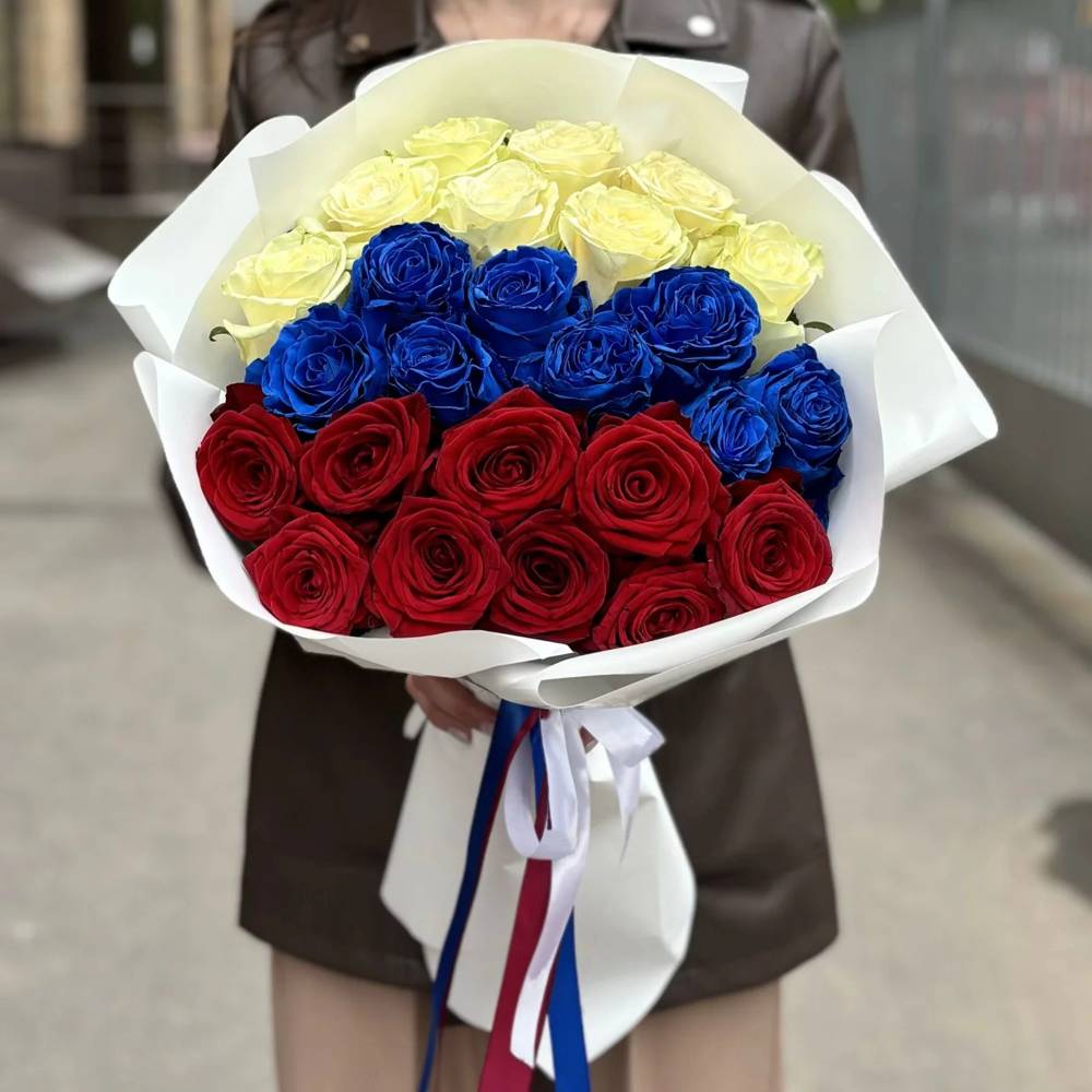 Букет из 25 роз в стиле Российского флага