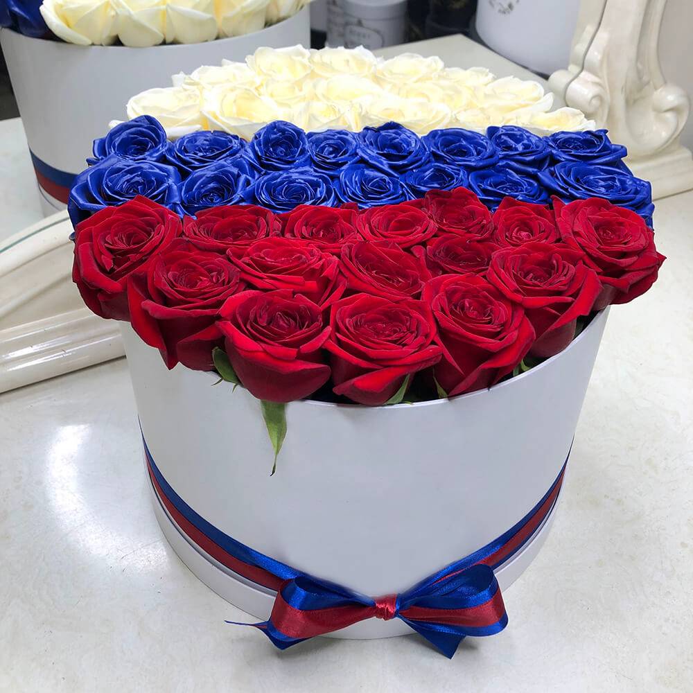 Букет из 45 роз в стиле Российского флага