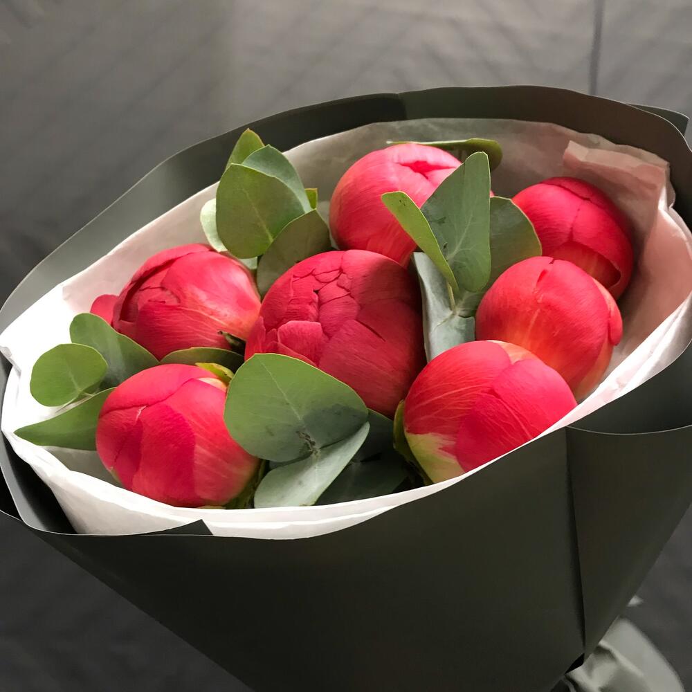 Букет из 7 коралловых пионов