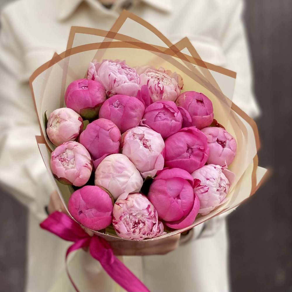 Букет из 17 разноцветных пионов