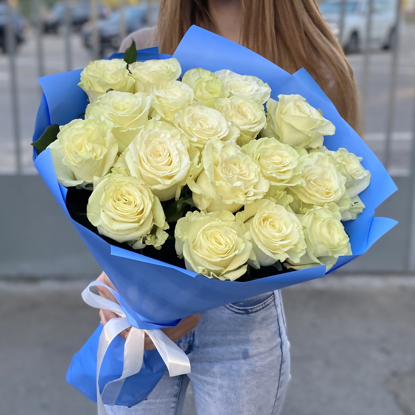 15 белых роз Premium 60 см.