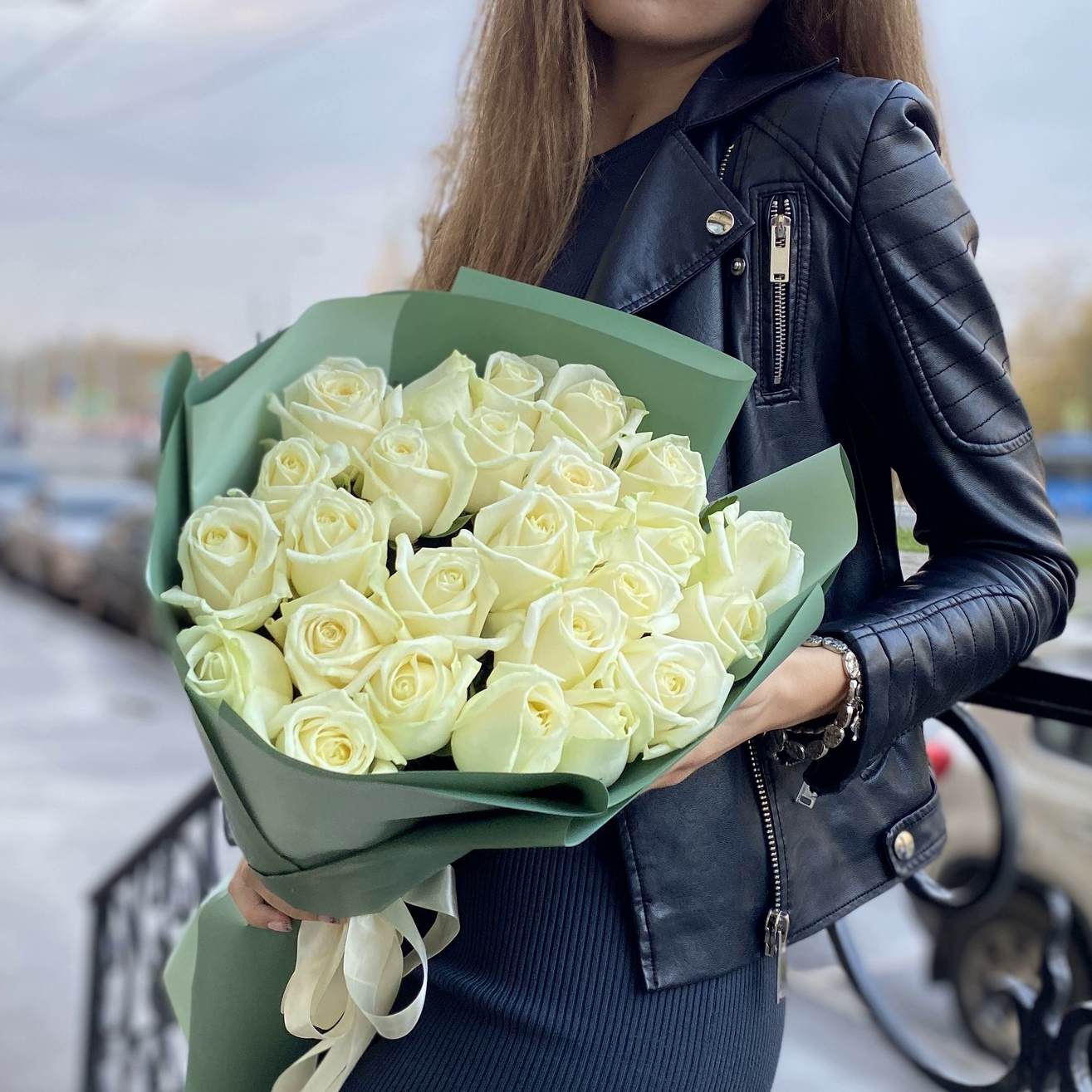 25 белых роз 60 см