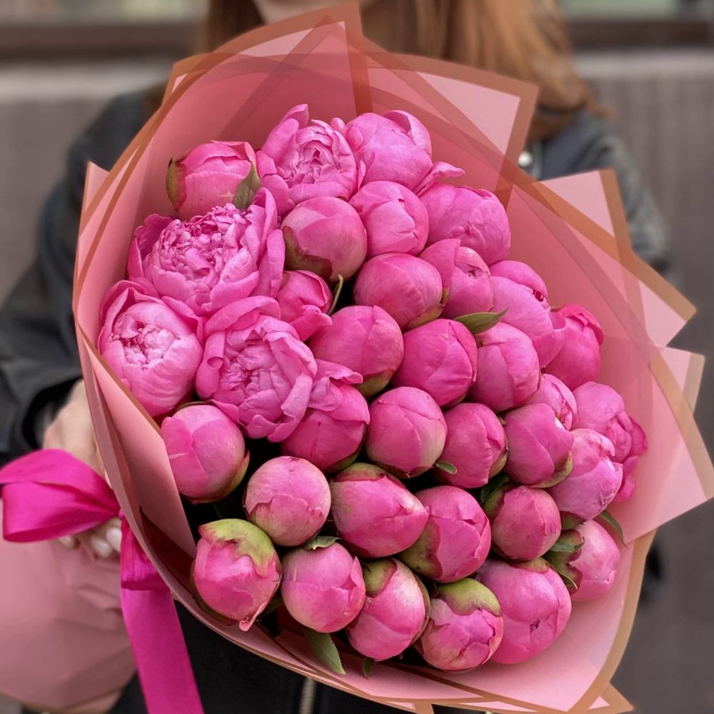 Букет из 35 розовых пионов