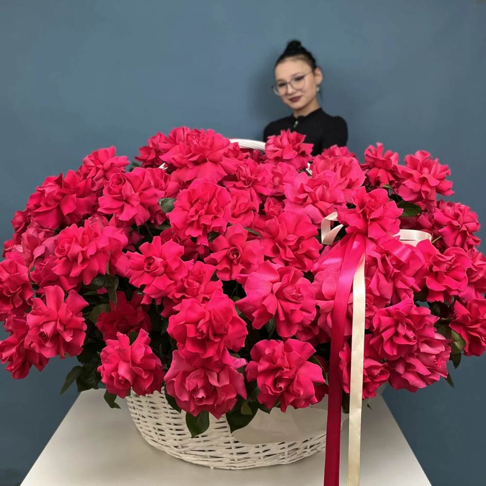 Французская малиновая роза в корзине 151 шт.