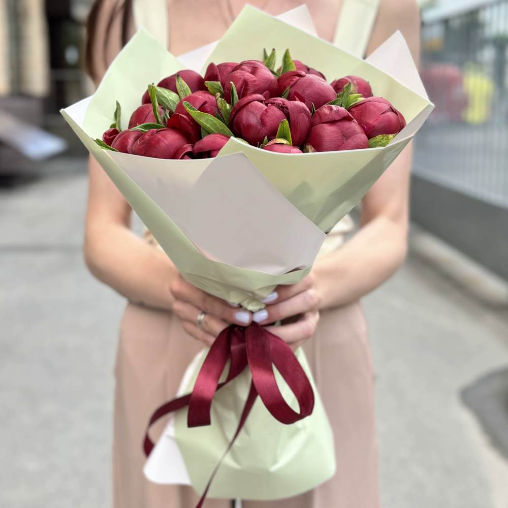 Букет из 15 бордовых пионов