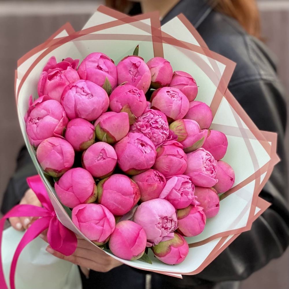 Букет из 31 розового пиона