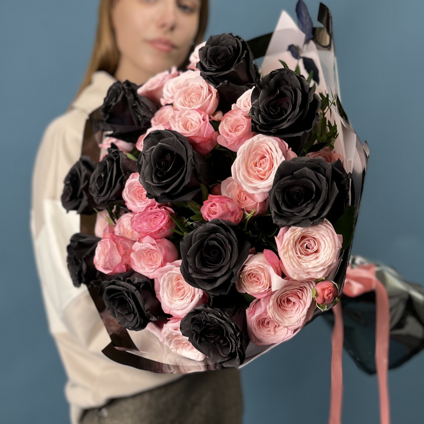 Черные розы и кустовые розы