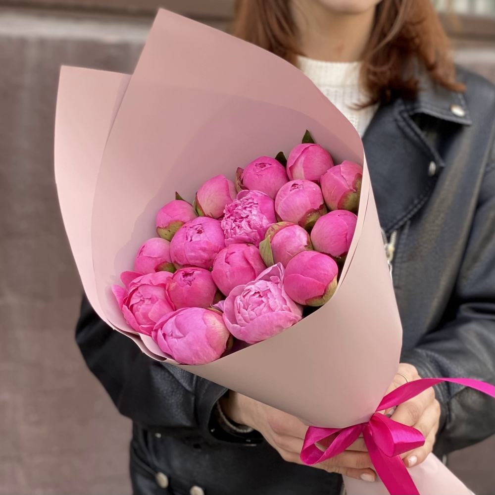 Букет из 17 розовых пионов