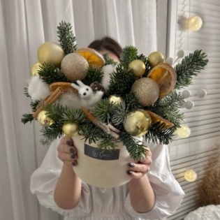 Зимняя композиция с живой елью, новогодним декором в бархатной коробке