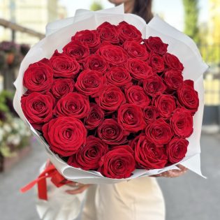 35 красных роз Эквадор 70 см