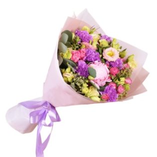 Букет из пиона, гвоздик и кустовых роз