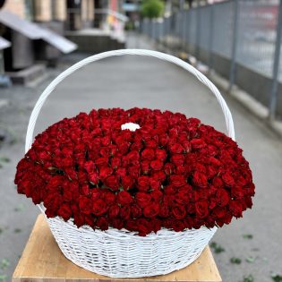 501 красная роза в корзине