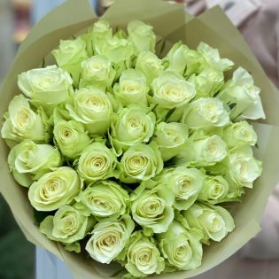 35 белых роз в крафте