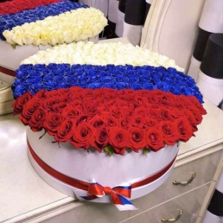Букет из 101 розы в стиле Российского флага