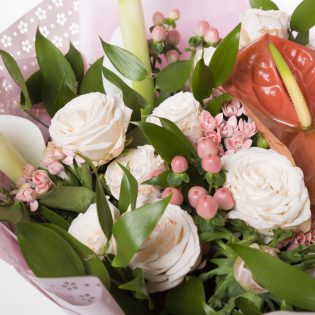 Букет с антуриумом, кустовыми розами и каллами
