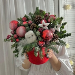 Зимняя композиция с живой елью в бархатной коробке
